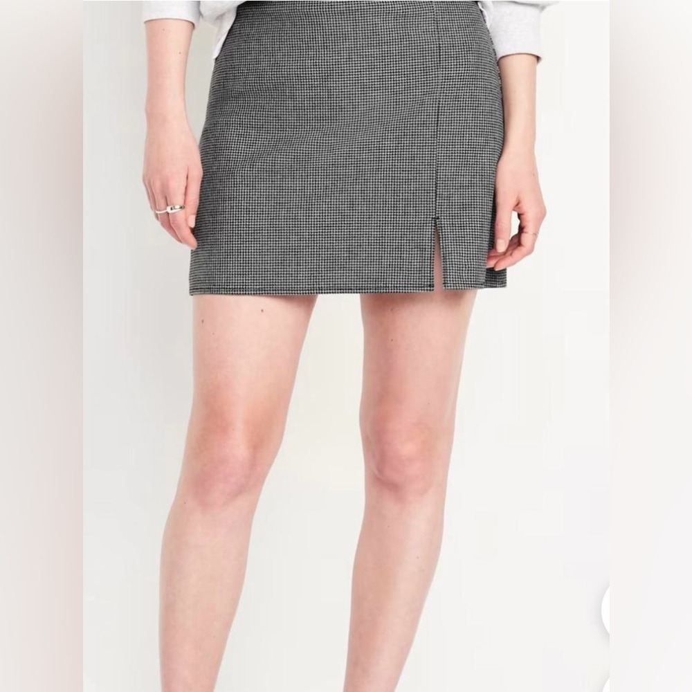 Old Navy Black & White Skirt - Medium